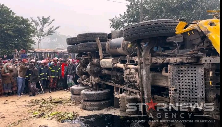 পুঠিয়ায় বালুর ট্রাক উল্টে তছনছ কলা হাট, ঝরল ৪ প্রাণ