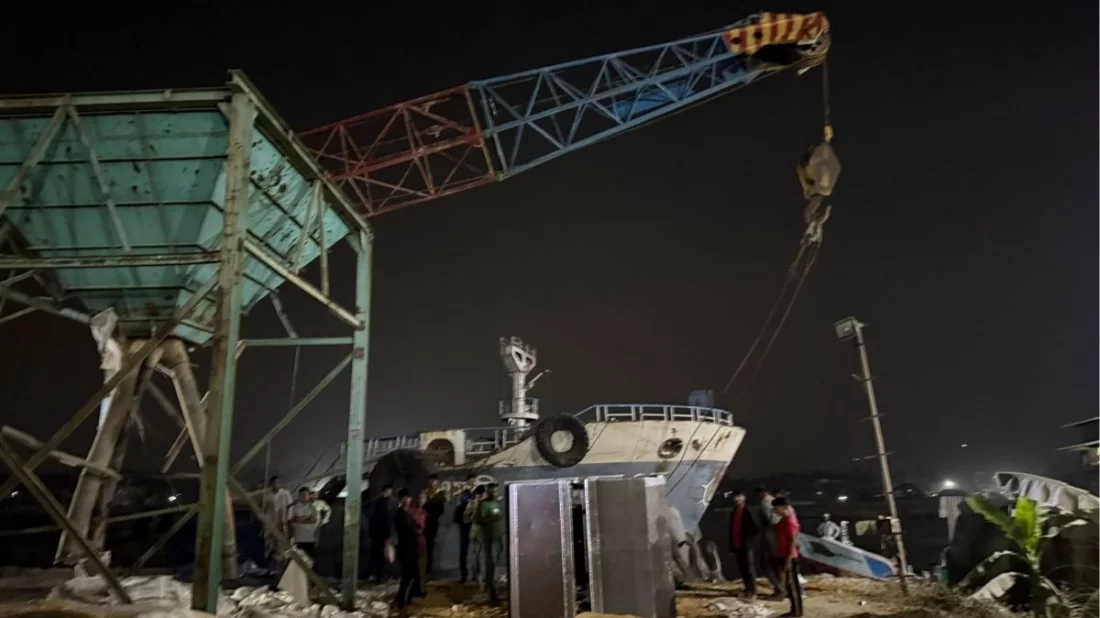 জাহাজ থেকে গম নামানোর সময় ক্রেনের তার ছিঁড়ে দুই শ্রমিকের মৃত্যু