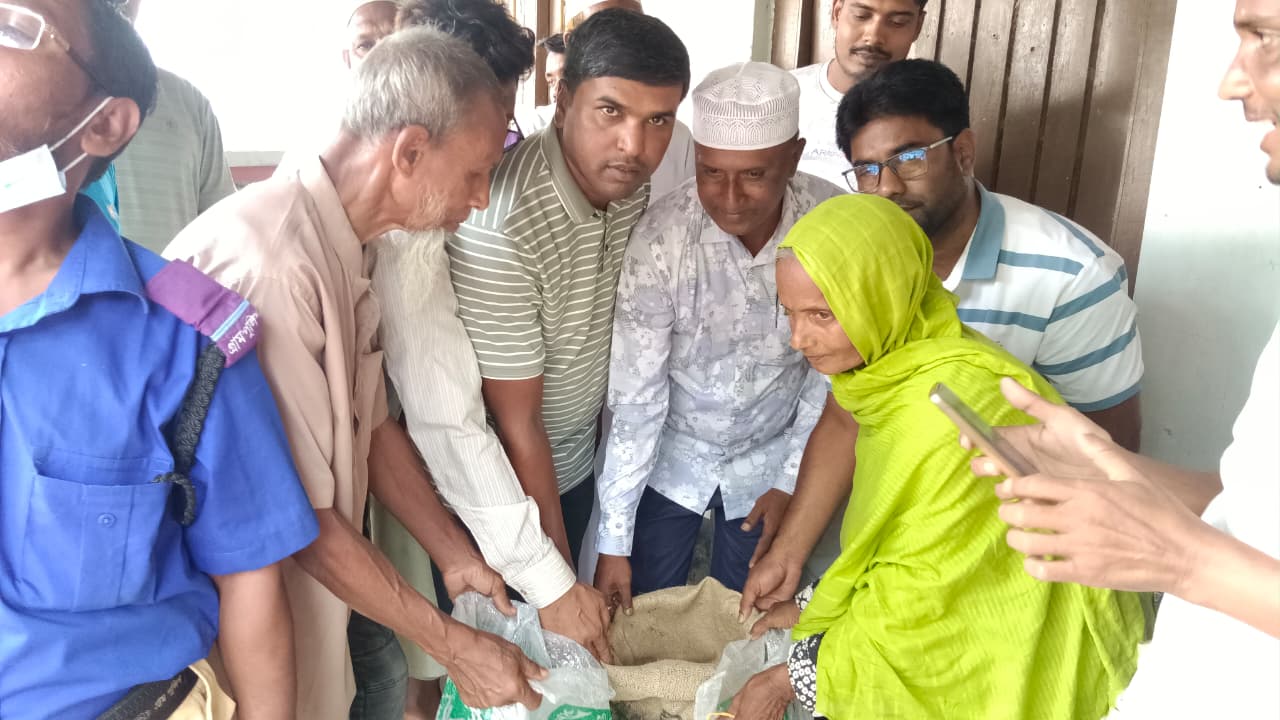 নিয়ামতপুরে ঈদুল আযহা উপলক্ষে ভিজিএফ এর চাউল বিতরণ