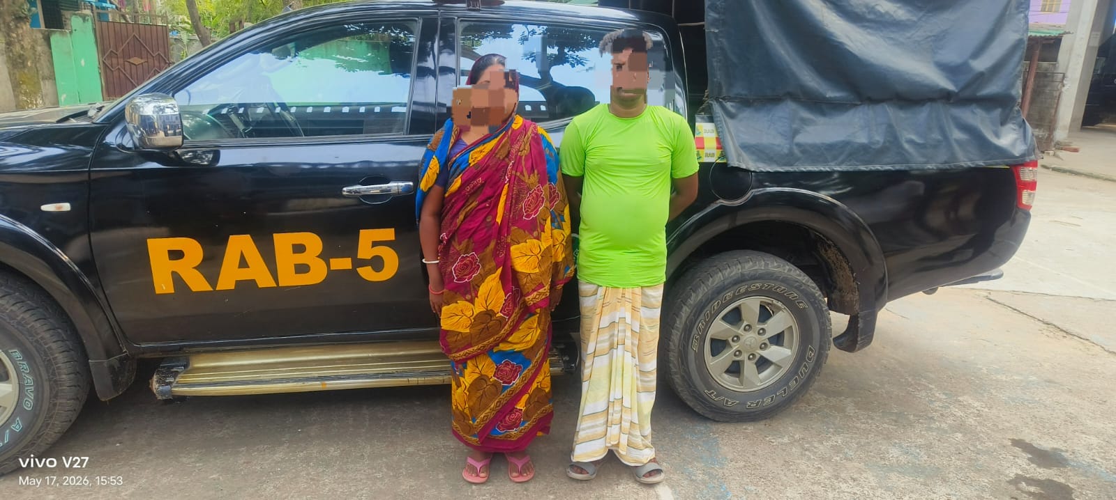 রাজশাহীর তানোরে র‍্যাবের অভিযানে ২২ লিটার চোলাই মদসহ ভাই-বোন গ্রেফতার