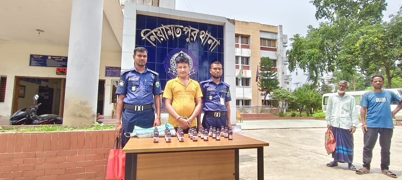 নিয়ামতপুরে মাদকবিরোধী অভিযানে ২১ বোতল এসকাফসহ আটক ১