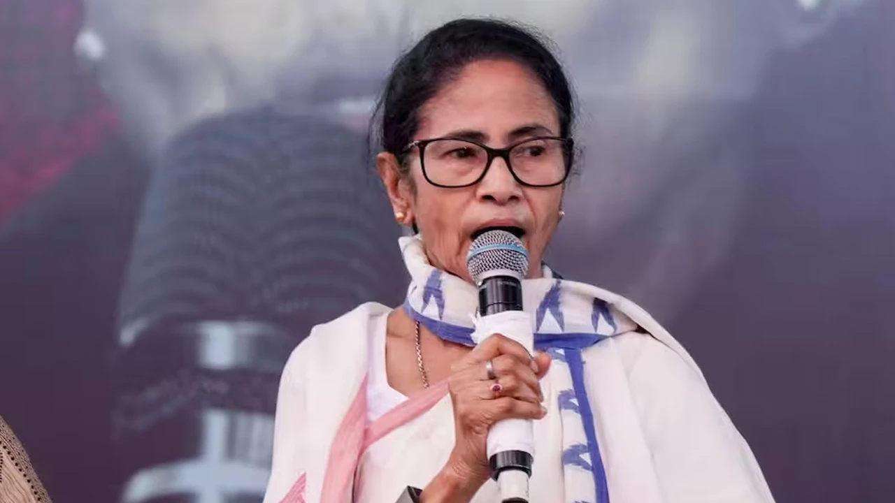 হাদি হত্যা মামলার ‘মাস্টারমাইন্ড’ কে? গোপন ফাইল ফাঁসের হুঁশিয়ারি মমতার
