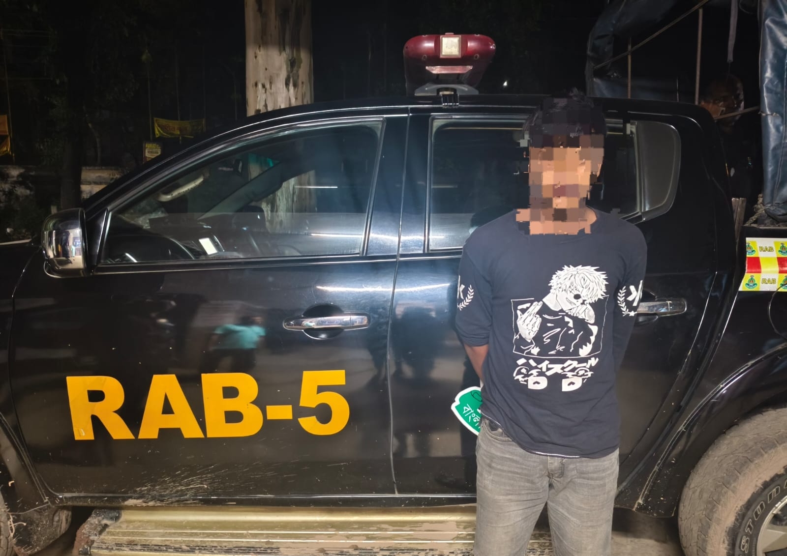 রাজশাহীর দুর্গাপুরে ধর্ষণ মামলার প্রধান আসামি ‘আকাশ’ র‍্যাবের খাঁচায় বন্দি