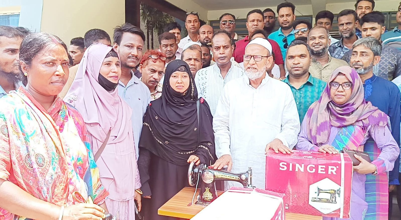 নিয়ামতপুরে দুর্যোগে ক্ষতিগ্রস্ত ১৩৭ পরিবার পেল চেক ও ঢেউটিন, শিক্ষা প্রতিষ্ঠানে ক্রীড়া ও সাংস্কৃতিক সামগ্রী বিতরণ