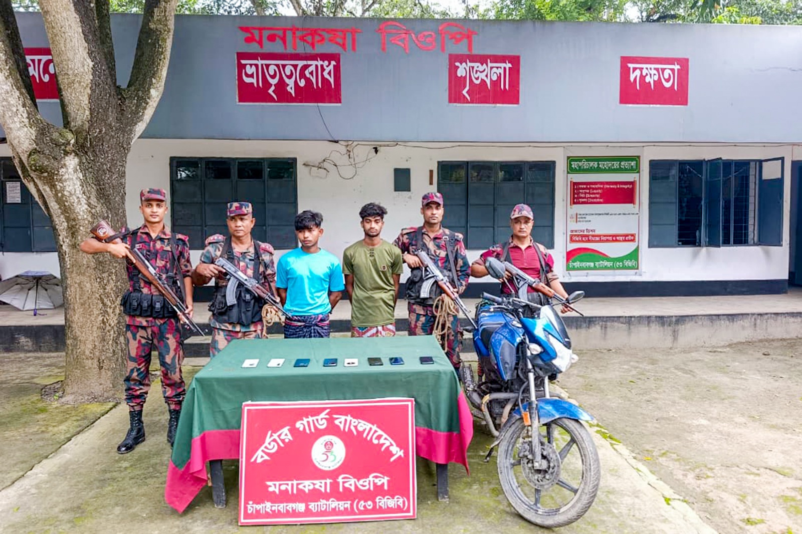 শিবগঞ্জ সীমান্তে ৫৩ বিজিবির অভিযান: কোমরে লুকানো ১০ ভারতীয় মোবাইল জব্দ, আটক ২