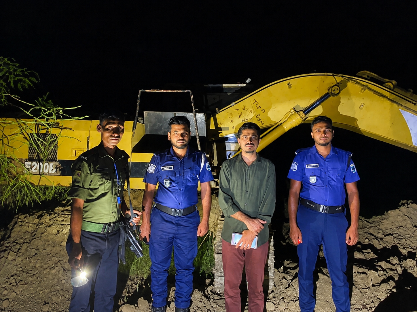 বৃষ্টির রাতেও রক্ষা পেল না মাটি মাফিয়ারা! পুঠিয়ায় ৪টি ভেকু অকেজো