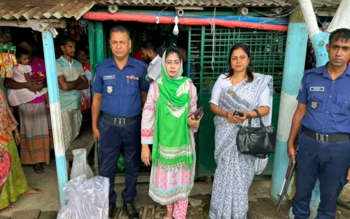 দুর্গাপুরে অসাধু বালাইনাশক দোকানে ভ্রাম্যমাণ আদালতের অভিযান