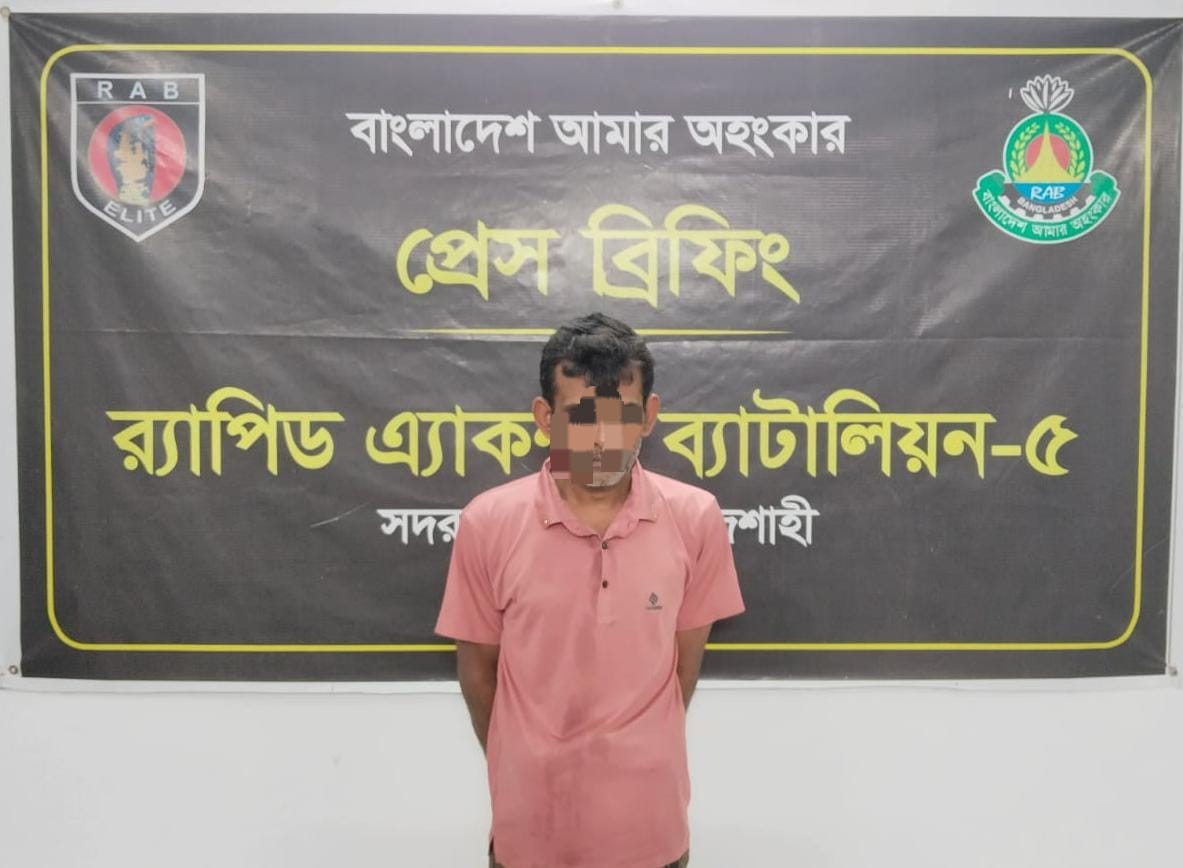 বাসে যাত্রীবেশে অভিনব কায়দায় ফেনসিডিল পরিবহন: র‍্যাব-৫ এর হাতে ১১২ বোতলসহ ১ মাদক কারবারি গ্রেপ্তার