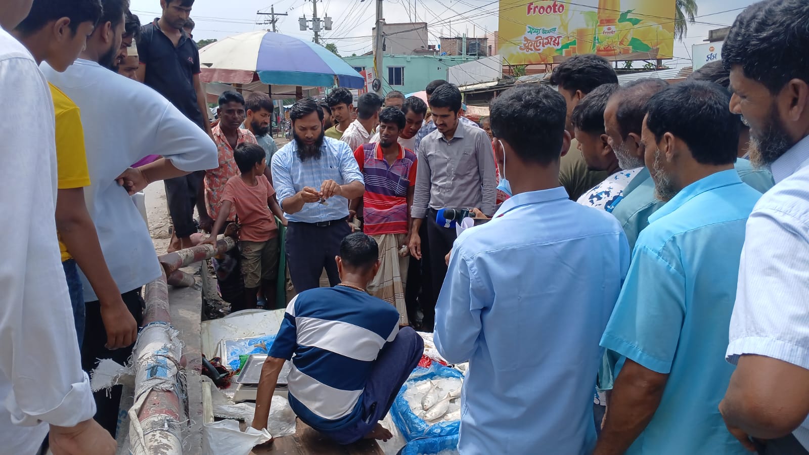 পুঠিয়ায় চিংড়িতে জেলি মেশানোর অভিযোগ, ব্যবসায়ীকে জরিমানা