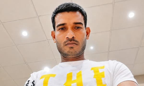 ওমরাহ শেষে ফেরার পথে বিমানে প্রাণ গেল মায়ের, ওমানে মরদেহ রেখে একাই ফিরতে হলো ছেলেকে